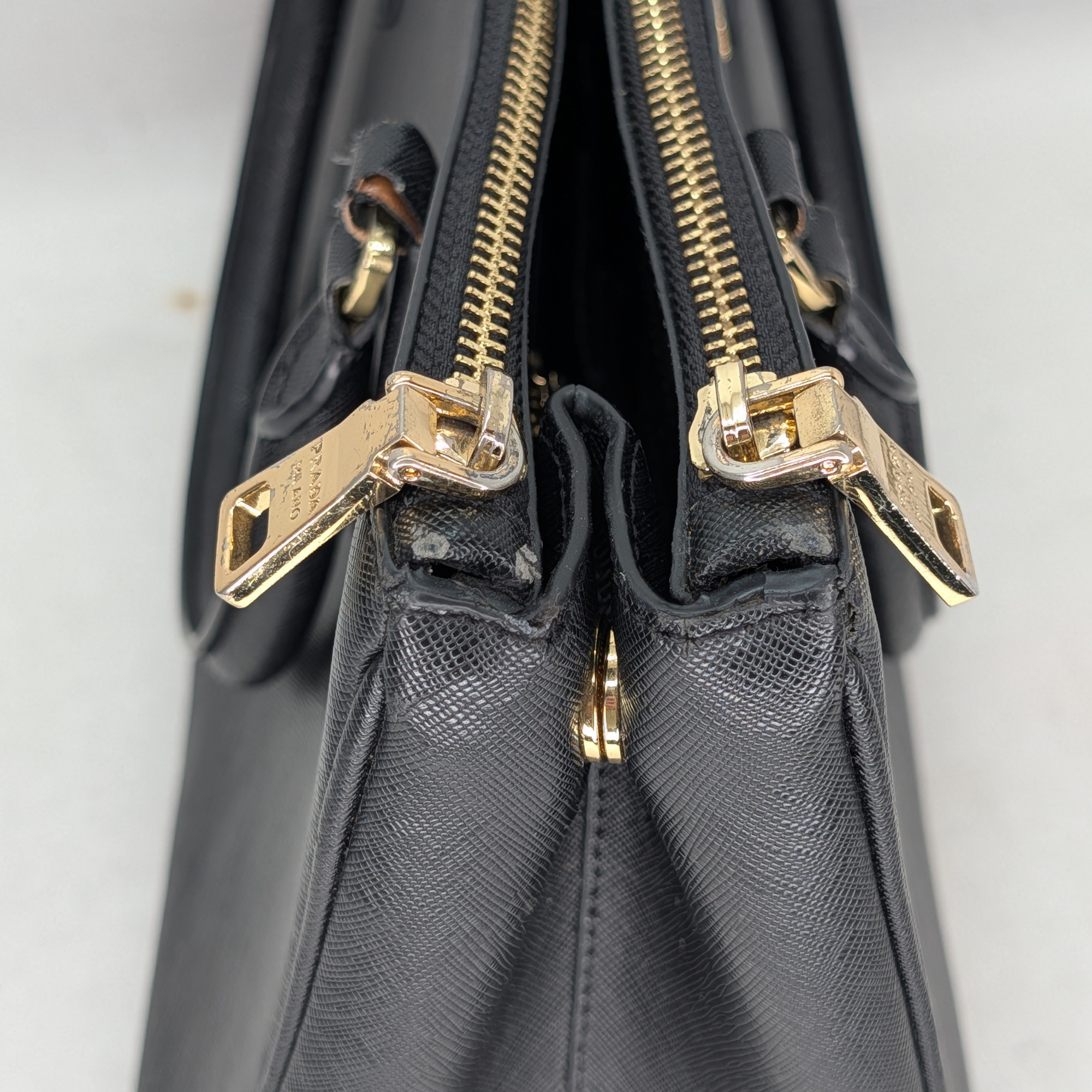 Prada Saffiano Galleria 黑色雙拉鏈手袋