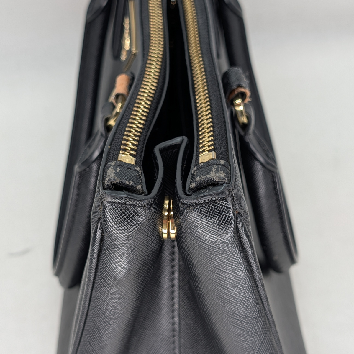 Prada Saffiano Galleria 黑色雙拉鏈手袋